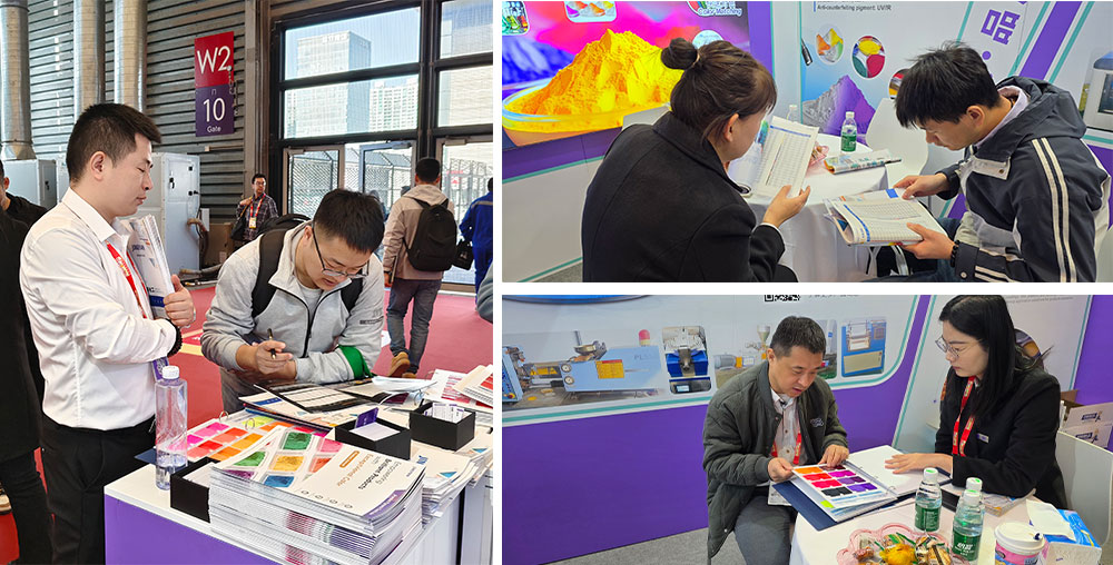 客户在展示区查看产品手册