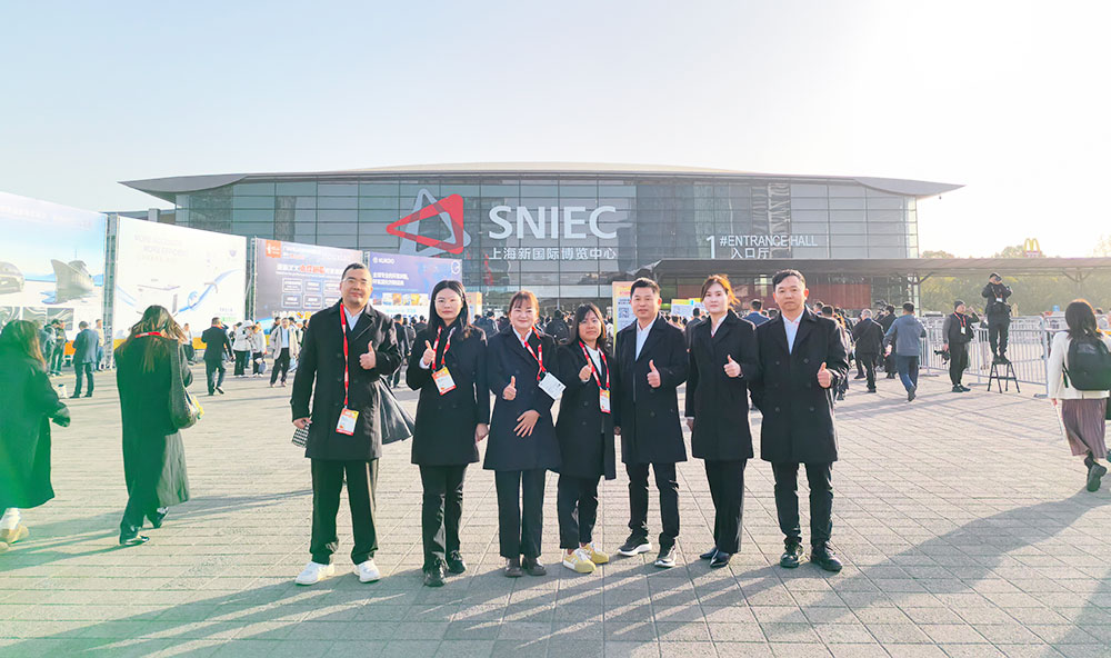 精颜团队展会大门口合照